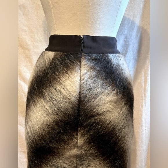 Carolina Herrera Mohair Skirt size 4​ - Picture 5 of 11